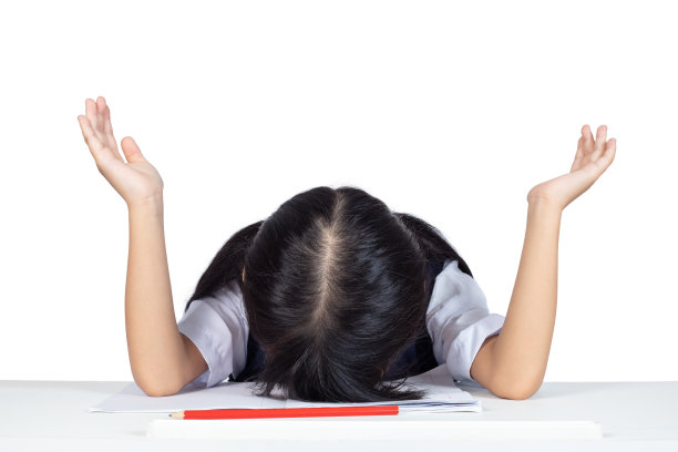 穿着校服的亚洲华人小女孩睡在桌子上图片下载