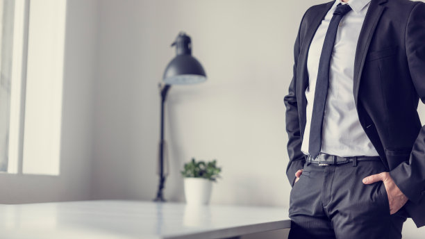 复古效果褪色和色调的形象，一个商人站在办公室图片下载