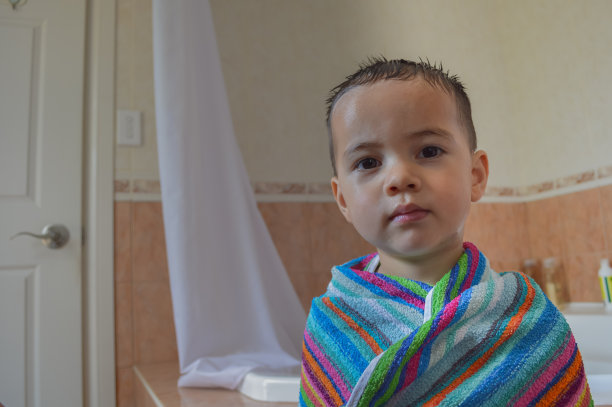 小男孩裹在毛巾里图片下载