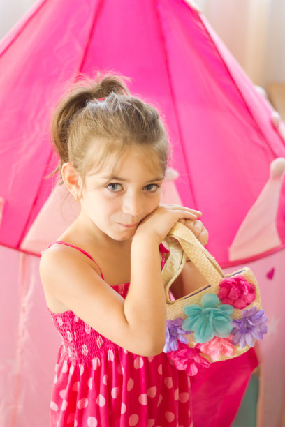 拿着一个小袋子的女孩图片下载