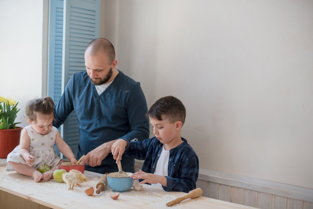 父亲和小儿子、女儿一起烘焙图片下载