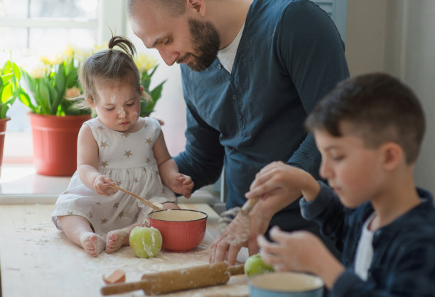 裁剪的照片，爸爸和他的小儿子和女儿一起烘焙图片下载