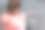女人看着她的手机穿着运动服图片下载