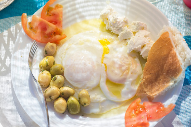 摩洛哥早餐:羊奶煎蛋，西红柿和橄榄图片下载