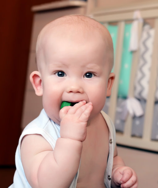 婴儿坐近了玩玩具图片下载