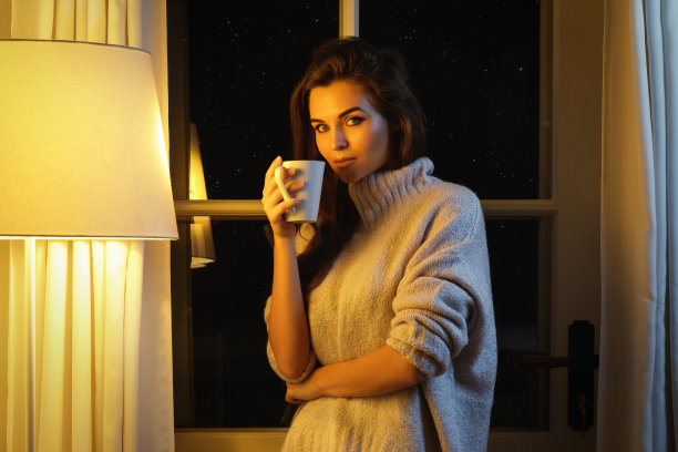 美女配一杯热饮图片下载