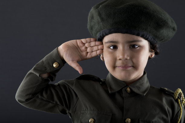 小女警行礼图片下载