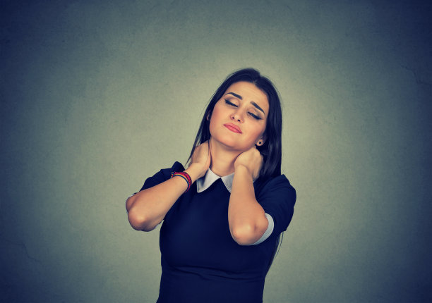 疲惫的女人在按摩时扭伤了脖子图片下载