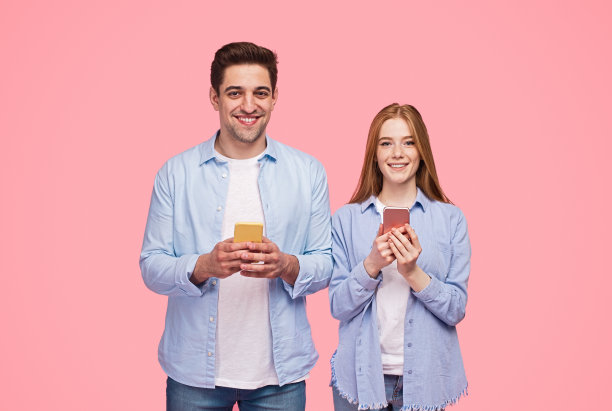 快乐的千禧夫妇使用智能手机图片下载