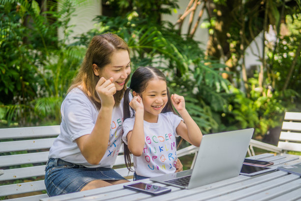 亚洲家庭观看和使用平板电脑一起搞笑。图片下载
