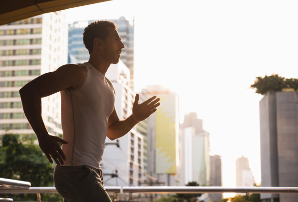 年轻的跑步者在跑步或锻炼前热身图片下载