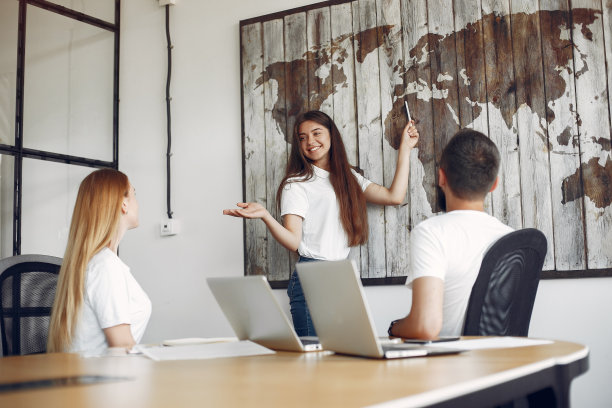 年轻的团队一起工作，使用笔记本电脑图片下载