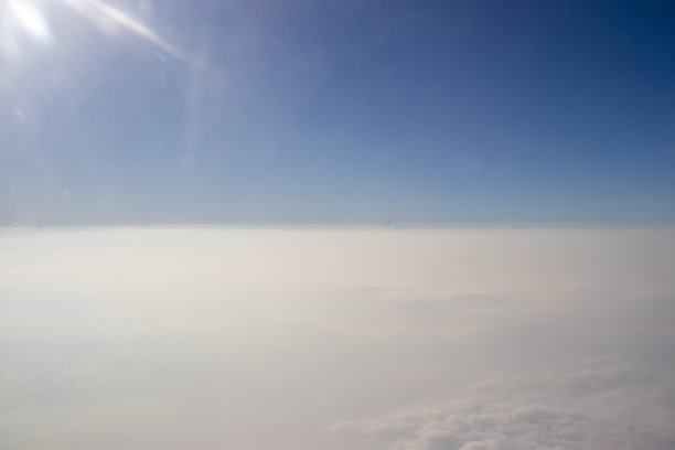 天空中的云和太阳的图片图片下载