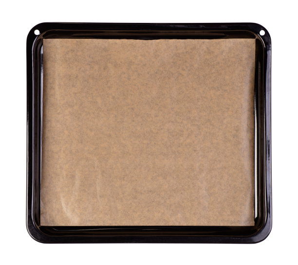 烤盘上有棕色的烤纸，背景为白色图片下载