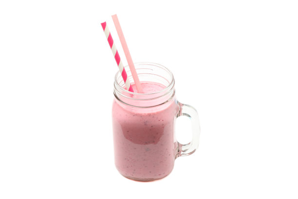 玻璃罐草莓和覆盆子奶昔孤立的白色背景图片下载