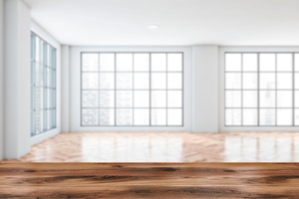 桌子在模糊空白色办公室与窗户图片下载