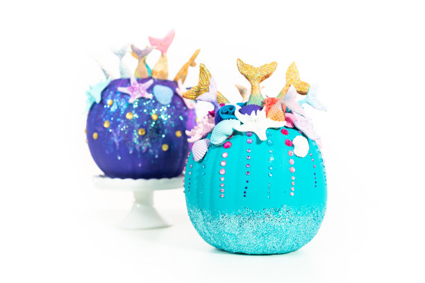 万圣节工艺品南瓜装饰着美人鱼的尾巴，闪闪发光，图片下载