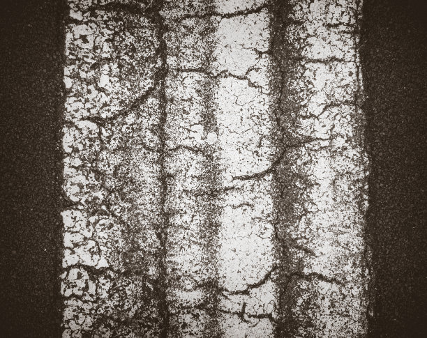 黑色沥青纹理细节配白线图片下载