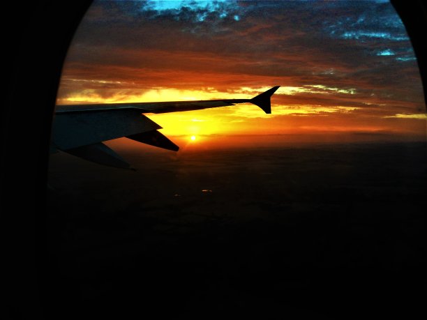 从飞机窗口观看。美丽的傍晚天空和云彩。图片下载