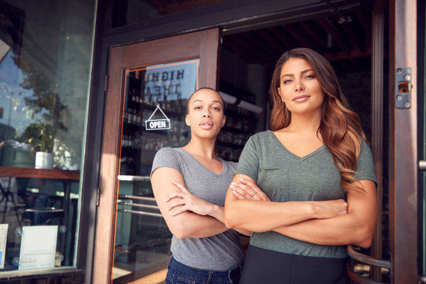两个女人在门口开咖啡店或餐馆的肖像图片下载