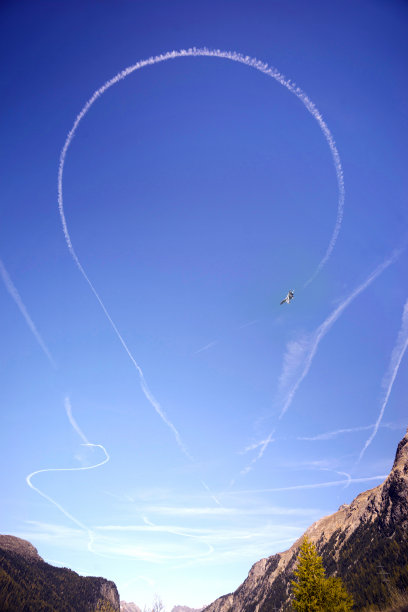 让飞机在山上盘旋图片下载