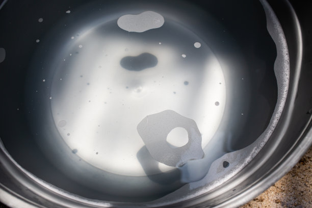 泡沫在灰色搪瓷盆，俯视图，近景，选择焦点，洗衣概念图片下载