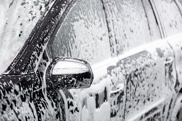 肥皂里黑色汽车的特写镜。图片下载