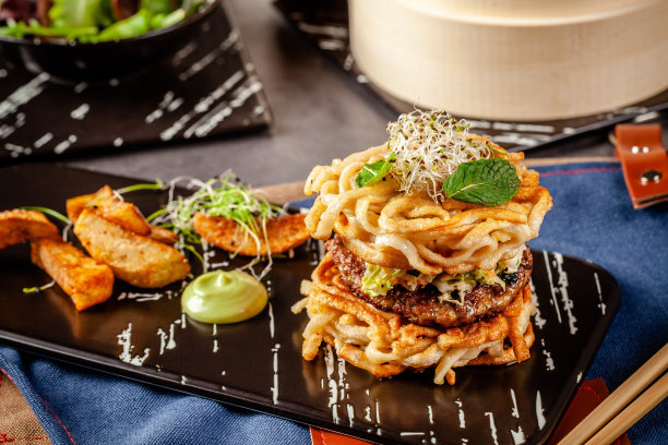 泛亚洲美食的概念。拉面米粉汉堡，鸡肉和猪肉，沙拉，芥末酱。的背景图片。和炸薯条一起上菜。本空间图片下载