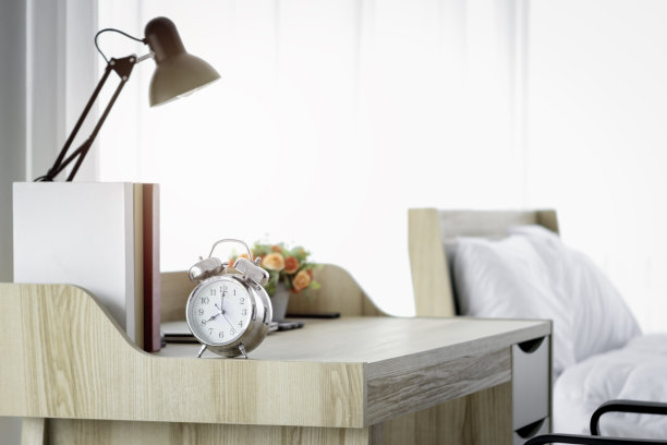 闹钟在早上八点在白色的卧室的木桌上图片下载