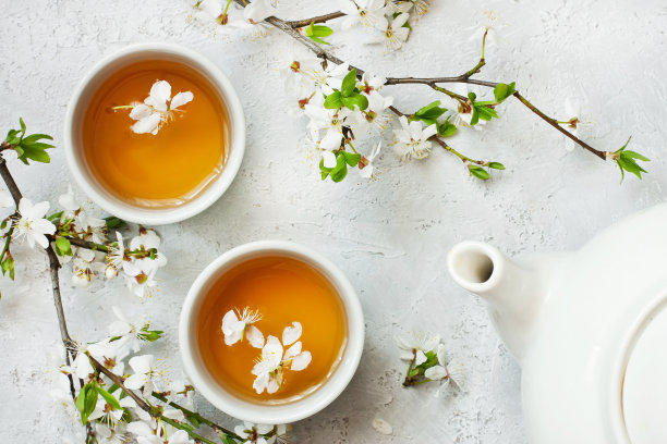 东方风格的茶杯和樱花，俯视图图片下载