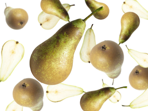 在明亮的背景上悬浮一半和整个梨。图像与选择性焦点。图片下载