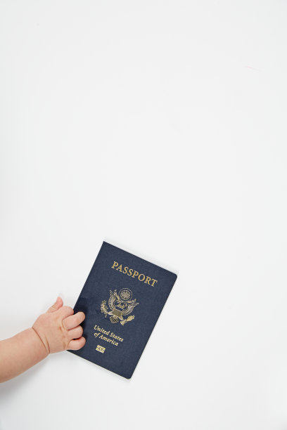 我们的护照。婴儿的手伸向了它。图片下载