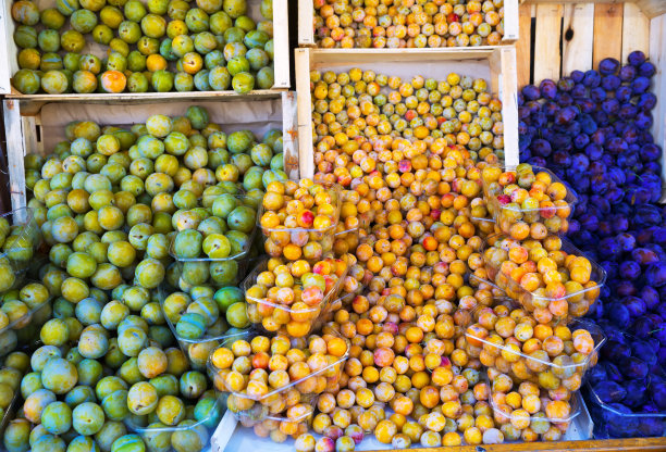 超市柜台上不同的李子图片下载