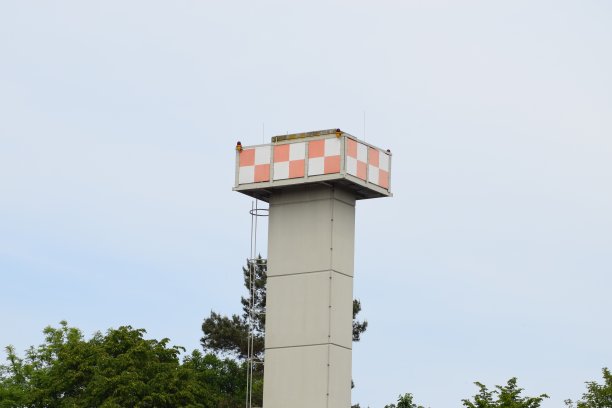 废弃的旧机场图片下载