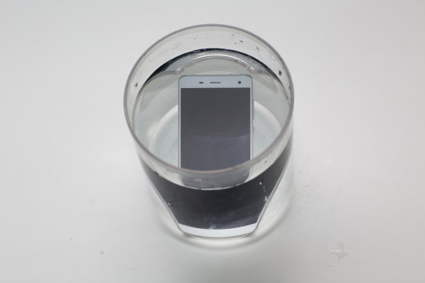 手机装在装有水的容器里图片下载
