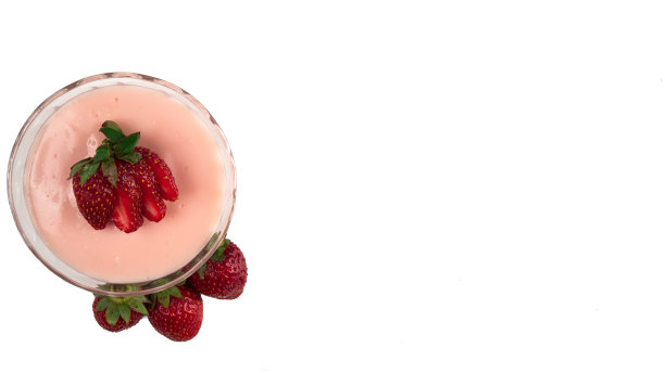 草莓布丁孤立在白色背景上。图片下载