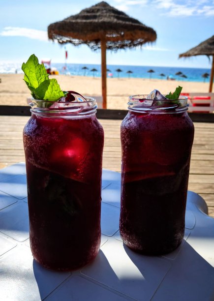 在海滩上喝酒图片下载