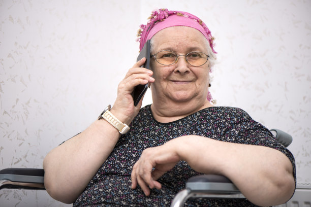 使用智能手机的资深女性图片下载