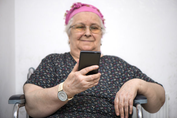 使用智能手机的资深女性图片下载