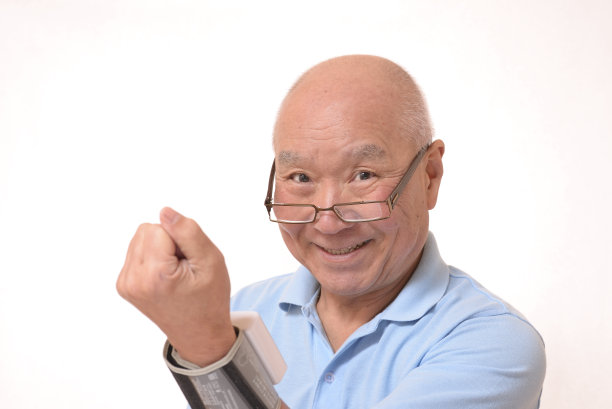 年长者看血压监测仪图片下载