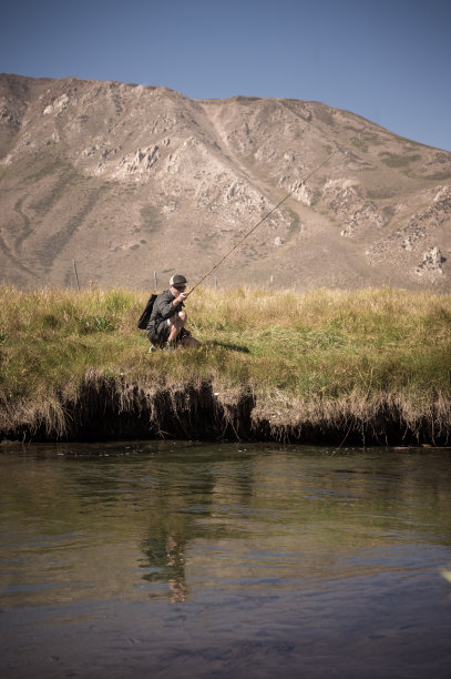 捕蝇人在小溪中追踪鳟鱼图片下载