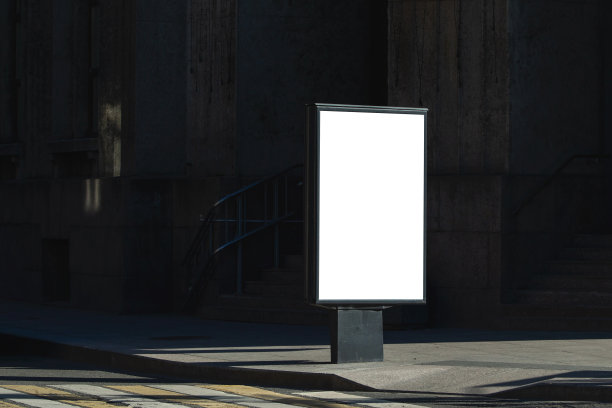 在阳光明媚的日子里，公共汽车站的广告牌在户外做广告图片下载