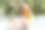 小女孩和她的小狗杰克罗素在散步。图片下载
