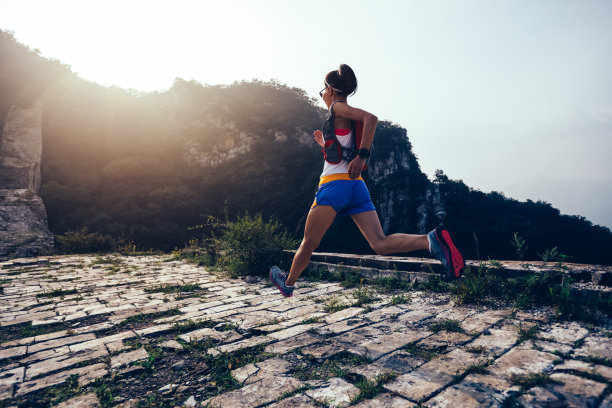 运动健身女人跑在山顶图片下载