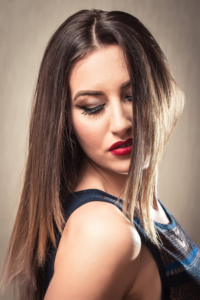 肉欲的女人，有着柔和的头发向下看图片下载