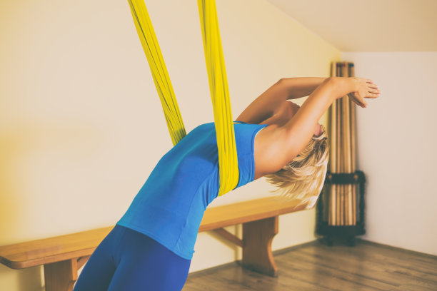 做空中瑜伽的女人图片下载