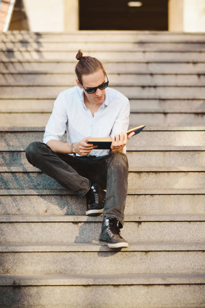 学生户外阅读图片下载