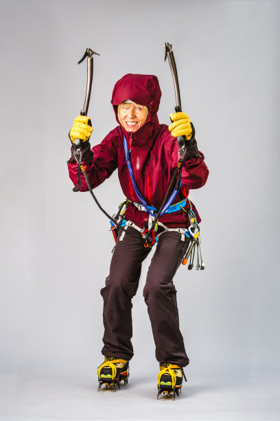 资深女子冬季登山装备图片下载