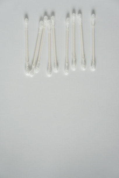 Q提示，或棉签顶部查看垂直白色背景空白空白或文字;具有最好的卫生保健措施清洁耳朵。图片下载