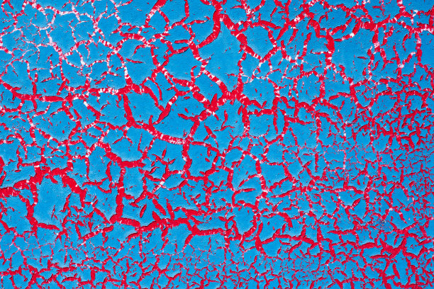 红色铁表面纹理上的蓝色油漆开裂图片下载